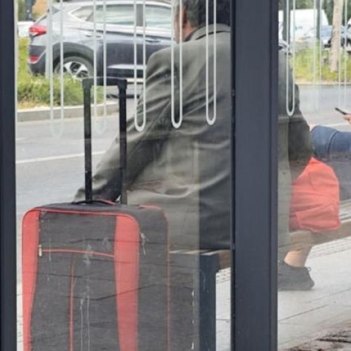 Un bărbat ucrainian, cu chipul brăzdat de oboseală și în lacrimi, cerșește ajutor pe stradă în Cluj