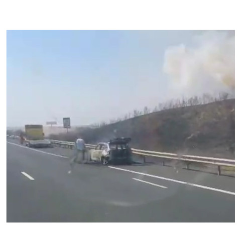 incendiu pe autostrada A2: posibila defectiune tehnica la motor și extindere spre vegetație