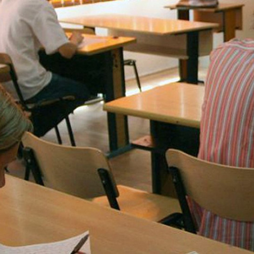 Examenul național de definitivare în învățământ, sesiunea 2025, a avut loc marți, 8 iulie, în județul Iași, unde 489 de candidați s-au prezentat din cei 503 înscrisi. Potrivit sursei ziaruldeiasi.ro, din cei înscriși, 14 au absentat, iar niciun candidat nu a fost eliminat pentru fraudă. Șapte participanți au ales să se retragă din motive personale, conform metodologiei în vigoare. Proba scrisă a fost evaluată digital, în centre naționale specializate pentru fiecare disciplină.