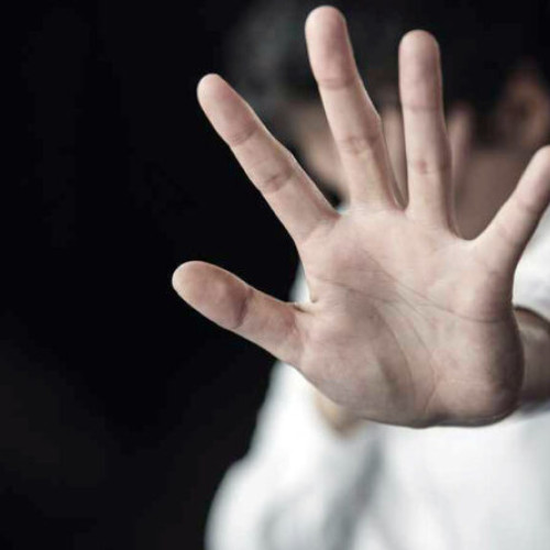 doi cetățeni indieni, cercetați pentru agresiune sexuală și lipsire de libertate în Hunedoara