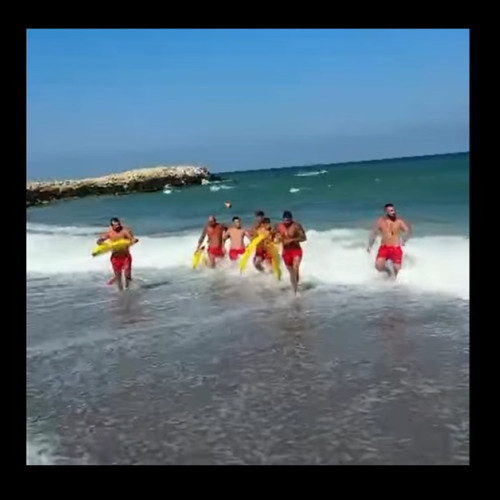 Salvamarii din Eforie au salvat un adolescent din Topalu în ultimele momente, pe plaja Splendid, atunci când valurile au trasat o luptă eroică cu marea agitată. Sase salvatori au intervenit rapid, infruntând valurile puternice și curenții inselatori pentru a-l aduce la mal pe Alin, care fusese tras în larg de curent și răsturnat de valuri ca într-o mașină de spălare, conform spuselor salvamariilor.