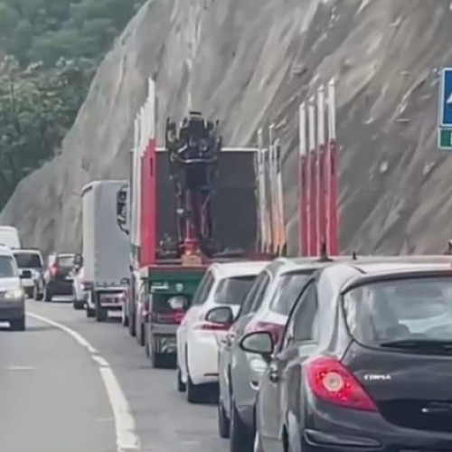 Incendiul de vegetație din zona Orșova blochează traficul pe DN 6