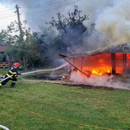 Incendiu pe strada Blajului din Cluj-Napoca, pompierii intervin pentru stingere