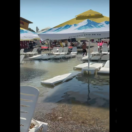 Valuri neobișnuite la Costinești: turiștii, martorii unui eveniment rar