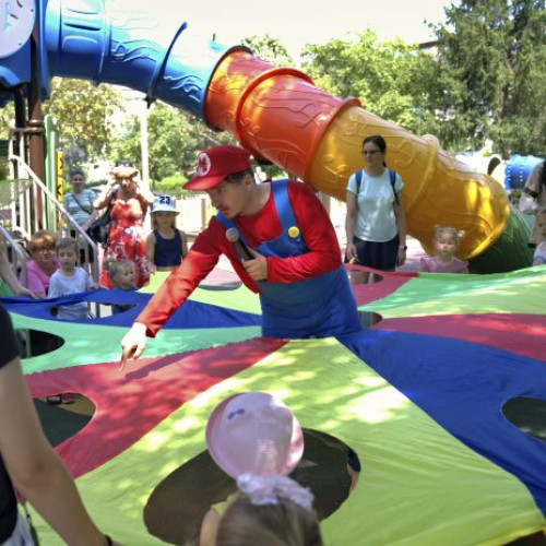 aleile parcului pline de voie bună în timpul evenimentului cu personajele Disney