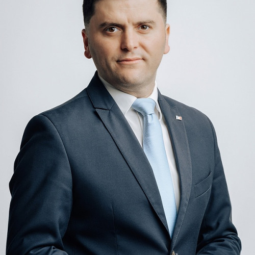 confruntare between deputatul adrian cozma și mircea govor privind suspendarea programului rabla