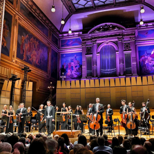 orchestra Camerata regala, recunoscută pentru versatilitatea și culoarea sa vibrantă, a acumulat de-a lungul celor peste cincisprezece ani de existență o experiență remarcabilă. În 2009, ansamblul a primit patronajul înalt al Principei Radu al României, fapt menționat de site-ul monitorulneamt.ro. De-a lungul timpului, formația a susținut concerte importante atât în țară, cât și în străinătate, fiind o prezență constantă pe scenele internaționale și românești.