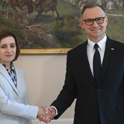 Maia Sandu, președinta Republicii Moldova, aflată în vizită la Varșovia, a exprimat mulțumiri Poloniei pentru sprijinul oferit Ucrainei în fața războiului declanșat de Rusia. În cadrul unei conferințe de presă comune cu președintele polonez, Andrzej Duda, Sandu a declarat că sprijinul Poloniei la adresa Kievului “ajută la protejarea Moldovei”.