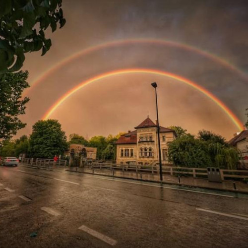 Dublu curcubeu spectaculos peste Cluj-Napoca după vijelie