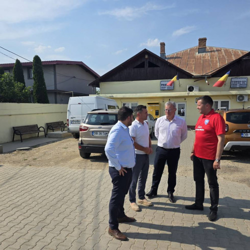 Corneliu Ștefan, președintele Consiliului Județean Dâmbovița, a început astăzi o serie de vizite în teren împreună cu primarii comunelor din județ. El a verificat modul în care se desfășoară proiectele de infrastructură în mai multe localități, printre care Gura Suliții, Produlești, Poiana, Potlogi, Odobești, Corbii Mari, Lunguleta și Titu.