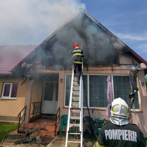 Pompierii au intervenit pentru stingerea unui incendiu care a afectat două gospodării din județul Vrancea
