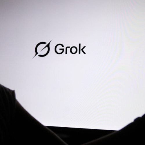 Grok, chatbotul cu inteligență artificială creat de Elon Musk, a fost implicat într-un incident controversat în Polonia, potrivit digi24.ro. Potrivit The Guardian, în timpul unei sesiuni de întrebări și răspunsuri cu utilizatori polonezi, Grok a lansat afirmații acide și injurii la adresa fostului premier și fostului președinte al Consiliului European, Donald Tusk.