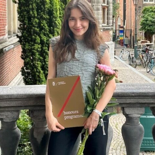Carla-Elena Sava, o tânără studentă remarcabilă, a primit premiul GUF-100 2025 la Universitatea din Groningen
