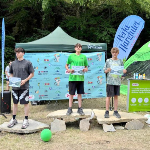 Sportivii de la secția de natație a CSM Ploiești au avut parte de rezultate remarcabile la două competiții importante, reușind să obțină în total șapte medalii: trei locuri I, două locuri II și două locuri III.
Cea mai mare participare a fost la ediția 2025 a Siriu Open Water Joy, o competiție internațională cu 160 de sportivi la start, unde inotatorii pregătiți de antrenorii Tamara Costache și Ciprian Toma au strălucit. Potrivit ziarulprahova.ro, aceștia au obținut trei titluri de campioni și un loc secund.