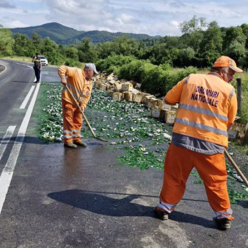 Intervenție pe șosea după ce un TIR s-a răsturnat cu marfă