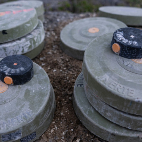 Lituania și Finlanda intenționează să înceapă producția de mine antipersonal în 2024, din cauza creșterii îngrijorărilor legate de amenințările militare din partea Rusiei. Oficialii din cele două țări, care au frontiere cu Rusia, au declarat pentru Reuters că dobândirea acestor mine are scopul de a se proteja și de a asigura aprovizionarea Ucrainei.