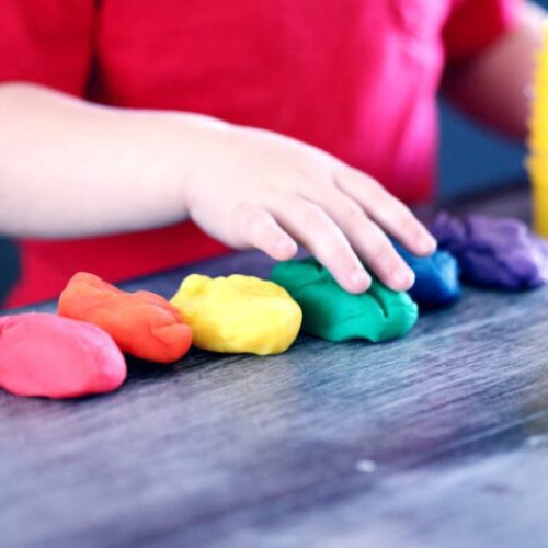 Iata idei simple pentru a distra copiii in zilele toride de vara