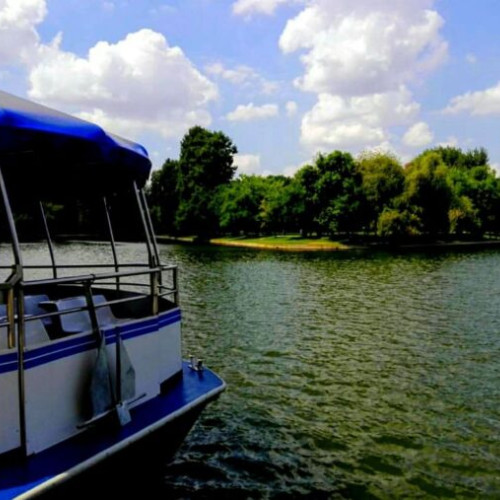 Plimbările cu vaporasul pe lacul IOR se suspendă temporar din cauza nivelului scăzut al apei