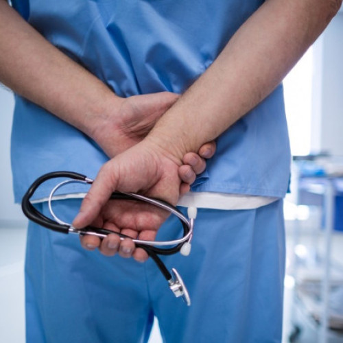 Alina Koussini, președinta Uniunii Patronatelor Independente din Medicina de Familie, critică propunerea ministrului Sănătății de a introduce un sistem de validare prin SMS pentru serviciile medicale. Potrivit acesteia, această măsură ar putea penaliza întreg sistemul pentru greșelile unor indivizi, în loc să se aplice sancțiuni celor care încalcă legea, relatează digi24.ro.