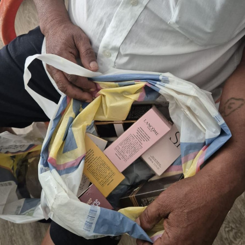 Jandarmii din Constanța au oprit o activitate ilegală legată de vânzarea de parfumuri contrafăcute