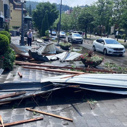 Carambol în Sinaia din cauza vijeliei și ploilor torențiale