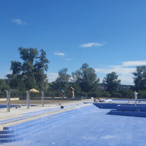 Copil de 8 ani, lovit la cap după alunecare la strand în Suceava