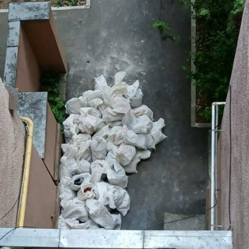 Poliția locală din Sector 6 a sancționat muncitori pentru abandonarea molozului în fața unui bloc