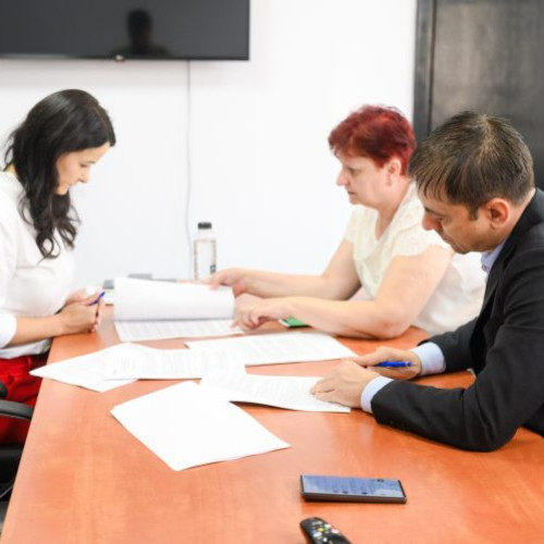 Gabriel Zetea, președintele Consiliului Județean Maramureș, a semnat un contract de împrumut în valoare de 90 de milioane de lei cu CEC Bank, destinată finanțării proiectelor de dezvoltare economică în județ. Conform afirmațiilor sale, banii vor fi folosiți în special pentru parcurile de specializare inteligentă, importante pentru economia locală.