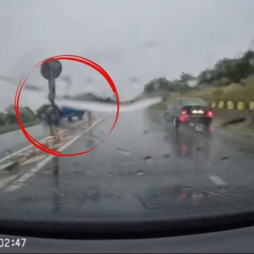 sofer sfideaza regulile de circulatie. un incident grav a fost surprins de un participant la trafic, care a publicat un clip video în care se vede clar cum un șofer la volanul unui ford albastru face o manevră periculoasă pe un drum din oraș.