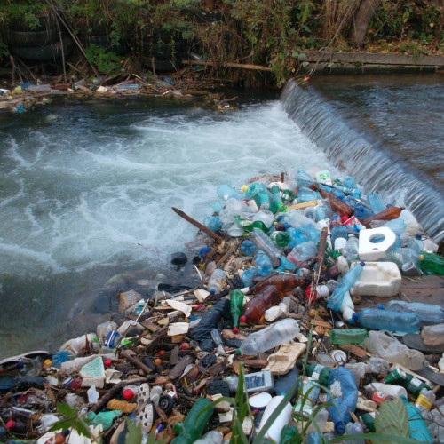 Depozite deșeuri necontrolate în județul Dâmbovița, descoperite pe cursurile de apă