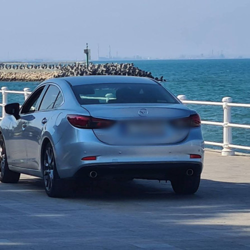 masina circula pe faleza in zona pietonala, in ciuda indignarii localnicilor