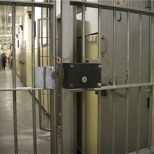 Tânăr de 26 de ani, dus la închisoare după o condamnare pentru tâhărie