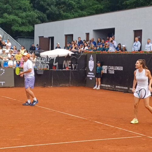 simona halep a debutat la iasi într-un meci demonstrativ, în ciuda vremii nefavorabile