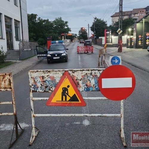 Circulația pe strada Petru Rares, din Botoșani, a fost închisă temporar din cauza unei avarii grave la rețeaua de apă. Această porțiune, între intersecția cu Calea Națională și strada Pod de Piatră, s-a surpat, punând în pericol siguranța traficului. Problema a fost semnalată de primărie cu peste 10 zile în urmă, după ce în zona fostului magazin Goldana a apărut o fisură în asfalt.