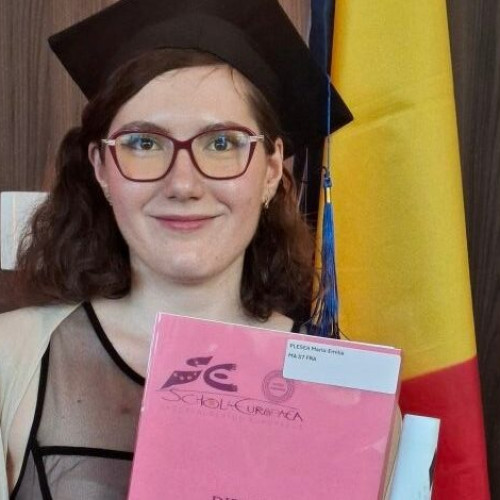 Maria Plesea a trecut cu succes peste examenul de bacalaureat, un moment important în parcursul său educațional. Tânăra, cunoscută pentru emisiunile de povești difuzate la Campus TV încă din copilărie, își continuă drumul spre performanță și recunoaștere.