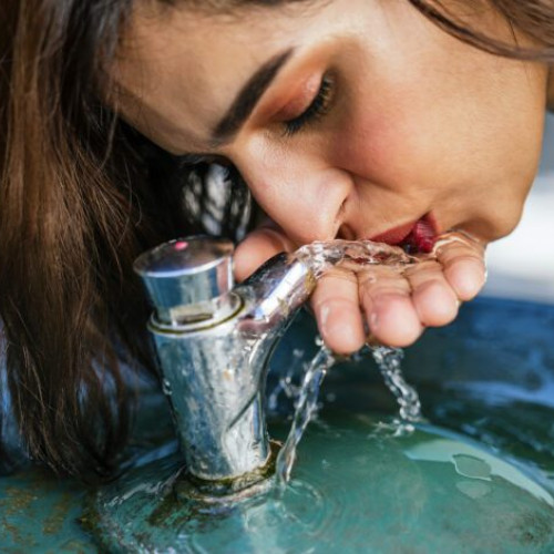 Compania de Apă din Buzău își intensifică eforturile pentru a face față provocărilor legate de schimbările climatice și pentru a asigura continuitatea furnizării apei potabile în zonele gestionate. În ultimii ani, compania s-a confruntat cu probleme generate de seceta pedologică, creșterea consumului în perioadele de vârf și reducerea resurselor locale de apă brută. Potrivit site-ului opinia buzau.ro, în 2021 și 2022, zece localități au avut program de furnizare restricționat, dar datorită investițiilor și soluțiilor tehnice, în 2023 și 2024, situația s-a îmbunătățit, rămânând doar șase localități afectate de raționalizare.