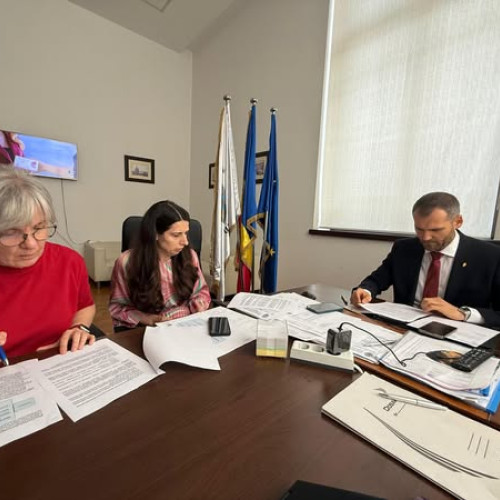 Primăria Municipiului București, prin Direcția de Mediu, a organizat o întâlnire online cu reprezentanți ai Comisiei Europene pentru a discuta pașii esențiali în elaborarea noului Plan Integrat de Calitate a Aerului (PICA) pentru Capitală. La discuții a participat și Lucian Judele, administratorul public al Municipiului București, alături de experți din cadrul Primăriei și reprezentanți ai instituțiilor europene.