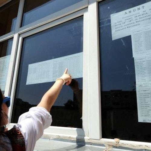 Rezultatele finale ale Evaluării Naționale 2025 au fost anunțate joi pe platforma edu.ro, după rezolvarea contestatiilor. Potrivit informațiilor, înainte de depunerea contestatiilor, 83,1% dintre elevi aveau medii mai mari sau egale cu 5, ceea ce reprezintă cea mai mare rată de promovare în ultimii 13 ani.