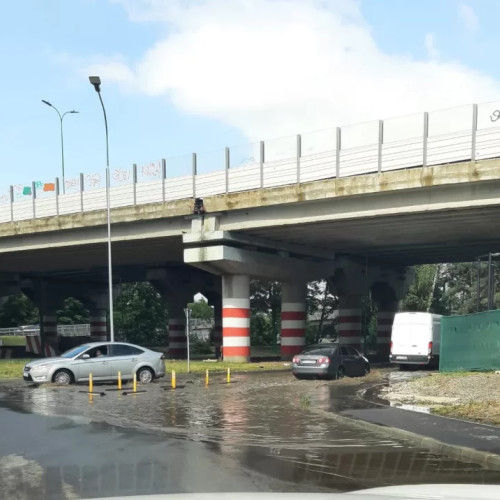 Noua atracție sub Pasajul Fartec: o piscina formata după ploi abundente