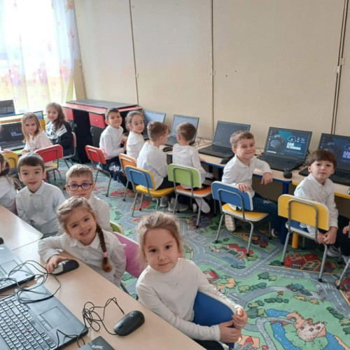 programează 4.000 de calculatoare recondiționate pentru școli și ONG-uri din țară