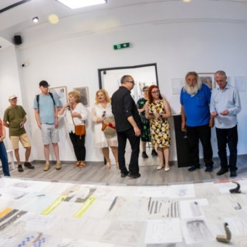 expozitie „efemeride” la arad aduce o reflective despre feminitate și efemeritate