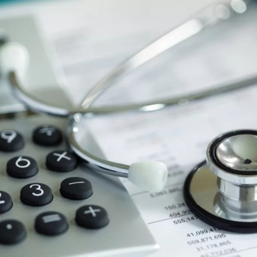 Un proiect de lege pregătit de Guvern va aduce modificări semnificative în sistemul de asigurări sociale de sănătate din România, conform citatează bizbrasov.ro. Documentul prevede reinstituirea obligației de plată a contribuției de 10% pentru o serie de categorii de persoane, care până acum erau exceptate de la această plată. Astfel, cei care au beneficiat de această scutire, precum persoanele în întreținerea altor asigurați fără venituri proprii, persecutate în perioada comunistă, beneficiari ai indemnizației de șomaj, pensionari sau cei aflați în concediu pentru creșterea copilului, vor fi nevoiți să contribuie sau își vor putea pierde statutul de asigurat.