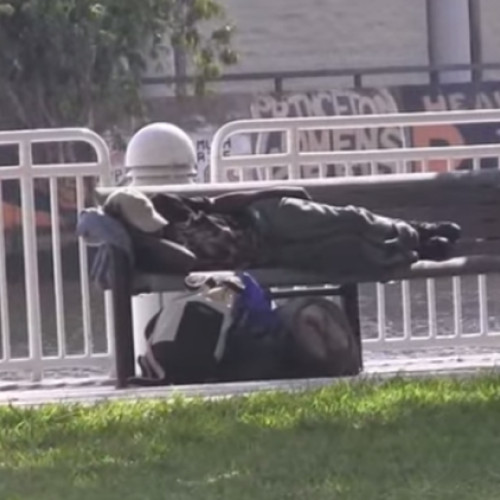 Pasajul pietonal din zona Gării, din Cluj, rămâne un loc problematatic, în ciuda multor sesizări trimise către autorități în ultimii ani. Acolo, mizeria, mirosurile nepotrivite și prezența frecventă a persoanelor aflate în stare gravă de sănătate continuă să creeze disconfort pentru localnici și turiști.