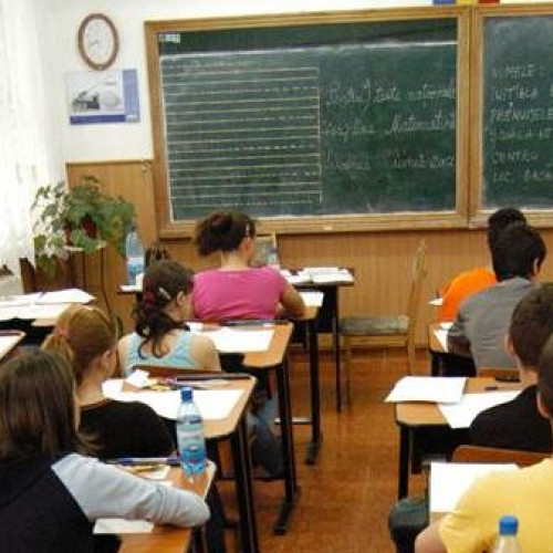 Rezultatele finale ale Evaluării Naționale 2025 pentru absolvenții clasei a VIII-a, după soluționarea contestatiilor, au fost publicate pe site-ul oficial http://evaluare.edu.ro. Potrivit ziaruldebacau.ro, în județul Bacau, procentul elevilor cu medii de cel puțin 5 a rămas stabil, fiind de 84,6%, adică 3.921 de candidați, aceeași proporție ca și la afișarea rezultatelor inițiale. Creșterea după reevaluare a fost foarte mică, de numai trei candidați, comparativ cu cele 3.918 de persoane înregistrate anterior. În plus, această rată este mai mare decât media națională, care se situează la 83,2%.