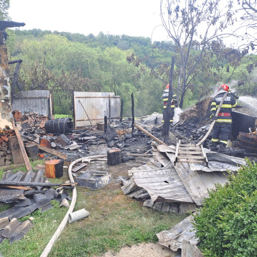 incident la Averesti: pompierii au intervenit pentru stingerea unui incendiu