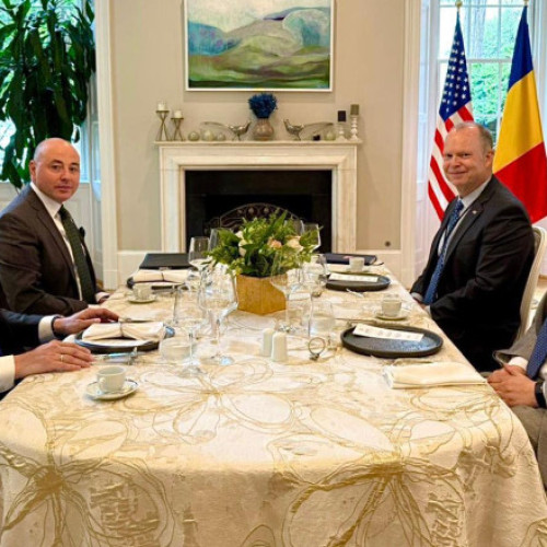 Ambasadorul României în Statele Unite, Andrei Muraru, s-a întâlnit cu Charles McLaughlin, consilier special al președintelui american și șef pentru Europa și Rusia în cadrul Consiliului de Securitate Națională, conform unui comunicat al ambasadei române. Discuția a vizat colaborarea bilaterală, cu accent pe rolul României în regiune, securitatea și apărarea.