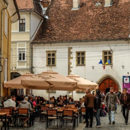 Un cuplu pasionat de tehnologie caută locuri ieşite din comun în Cluj-Napoca în timpul festivalului Electric Castle