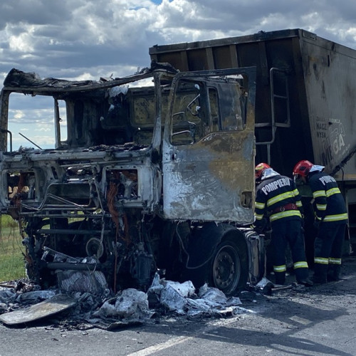 Camion cuprins de flăcări pe DN 23, între Muchea și Brăila