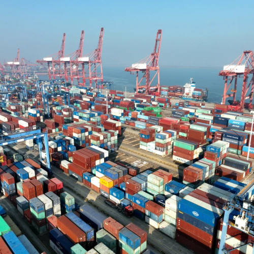 Exporturile României au crescut cu 2,5%, atingând 39,477 miliarde euro în primele cinci luni ale anului, în timp ce importurile au crescut cu 5,8%, ajungând la 53,796 miliarde euro, conform datelor publicate de Institutul Național de Statistică (INS). Potrivit site-ului ziaruldeiasi.ro, în luna mai 2025, exporturile FOB au totalizat 8,003 miliarde euro, iar importurile CIF au însumat 10,730 miliarde euro, ceea ce a dus la un deficit comercial de 2,726 miliarde euro.