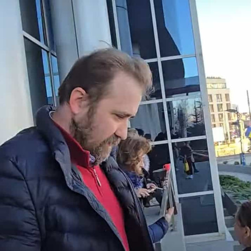 Ovidiu Jidveian, fostul subprefect al județului Alba, a fost arestat și încarcerat la Penitenciarul Aiud pentru o fraudă imobiliară de amploare. Potrivit poliției, acesta trebuie să execute o pedeapsă de 5 ani și 9 luni de închisoare pentru infracțiuni de înșelăciune, delapidare și fals în acte. Faptele au fost comise în dosarul portalului imobiliar Parc Residence Alpha.